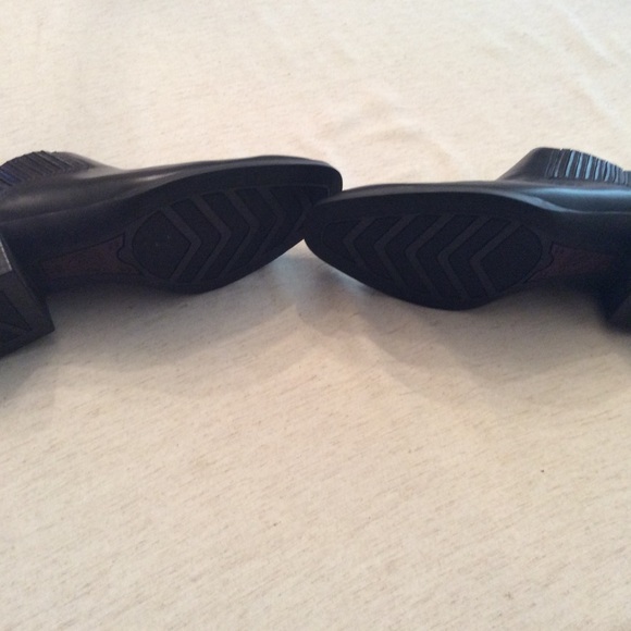 Ariat shoes in black. Very comfortable. Only worn a few times. - Picture 2 of 4